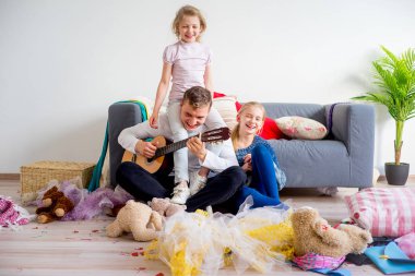 babası ile oynayan kızlar