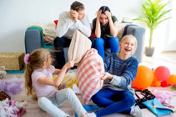 Kinder toben zu Hause — Stockfoto