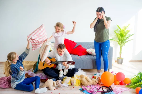 Děti vytvořili nepořádek doma — Stock fotografie