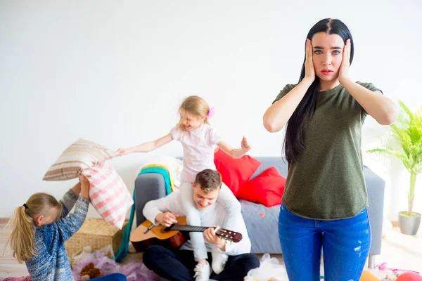 Çocuklar evde bir karmaşa yaratılmıştır