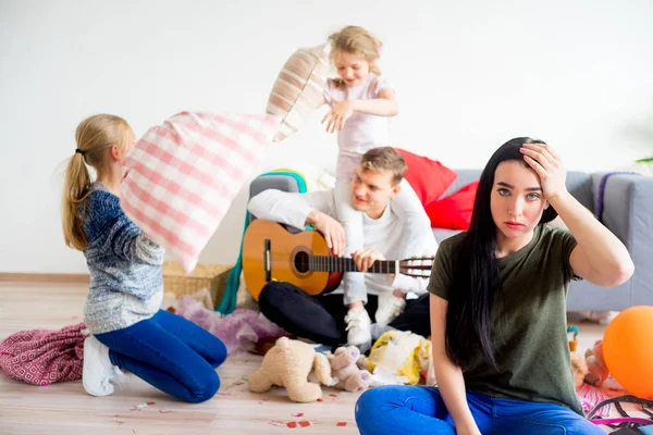 Stress moeder ziet puinhoop — Stockfoto