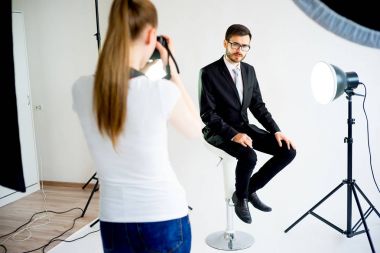 Fotoğrafçı alarak resim Studio bir modelinin