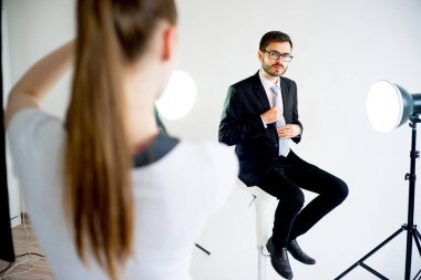Fotoğrafçı alarak resim Studio bir modelinin