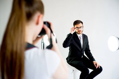 Fotoğrafçı alarak resim Studio bir modelinin