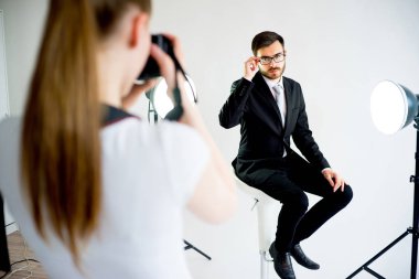Fotoğrafçı alarak resim Studio bir modelinin