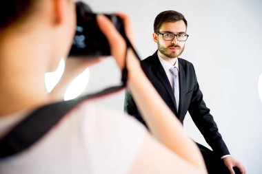 Fotoğrafçı alarak resim Studio bir modelinin