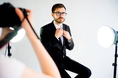 Fotoğrafçı alarak resim Studio bir modelinin
