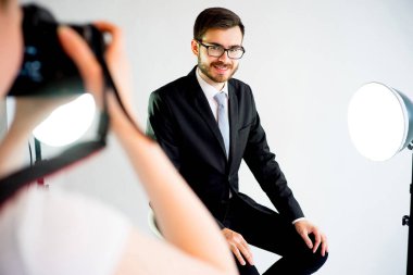 Fotoğrafçı alarak resim Studio bir modelinin