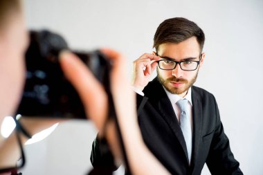 Bir erkek model Studio kadın fotoğrafçı alarak resmi
