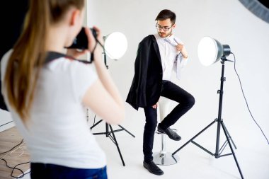 Bir erkek model Studio kadın fotoğrafçı alarak resmi
