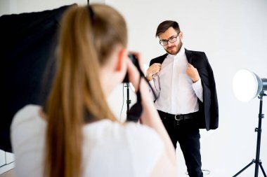 Bir erkek model Studio kadın fotoğrafçı alarak resmi