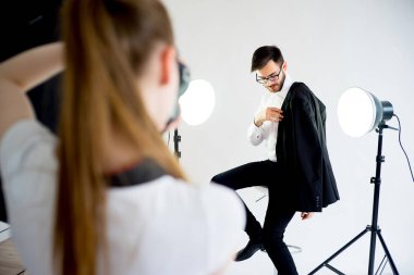 Profesyonel fotoğrafçı stüdyoda çalışma