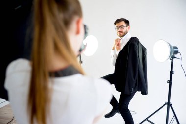 Profesyonel fotoğrafçı stüdyoda çalışma
