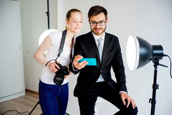 Fotógrafo y modelo tomando selfie — Foto de Stock