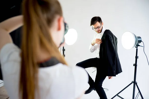 Fotógrafo profesional trabajando en estudio — Foto de Stock