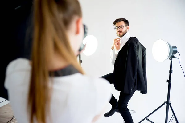 Fotógrafo profesional trabajando en estudio — Foto de Stock