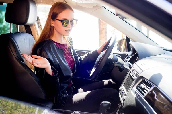Dívka řídí auto — Stock fotografie