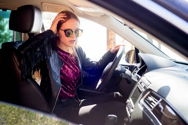 Dívka řídí auto — Stock fotografie