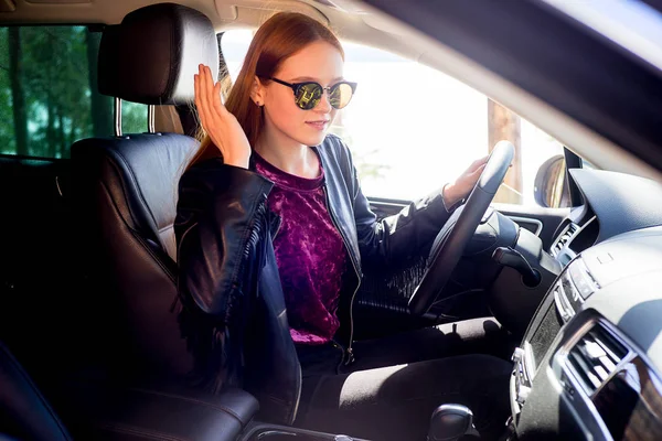 Menina dirigindo um carro — Fotografia de Stock