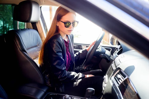 Lány vezetés egy autó — Stock Fotó