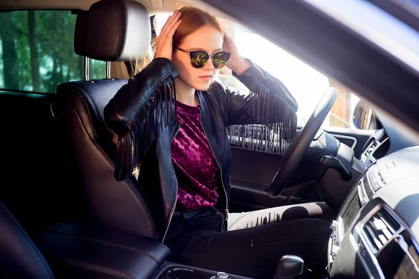 Menina estressada em um carro — Fotografia de Stock