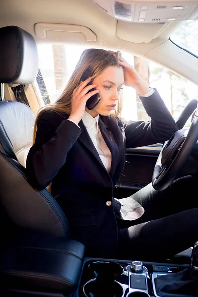 Стрессовая деловая женщина в машине — стоковое фото