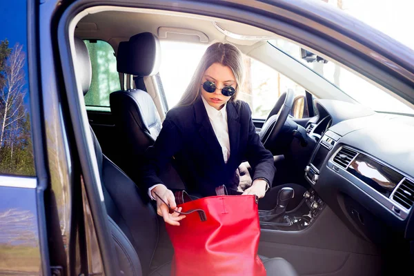 Nő vezetés egy autó — Stock Fotó