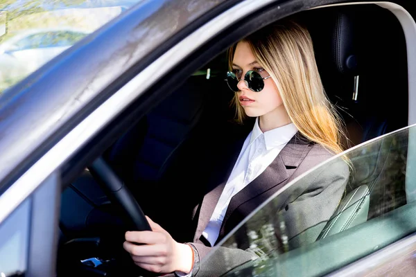 Menina dirigindo um carro — Fotografia de Stock