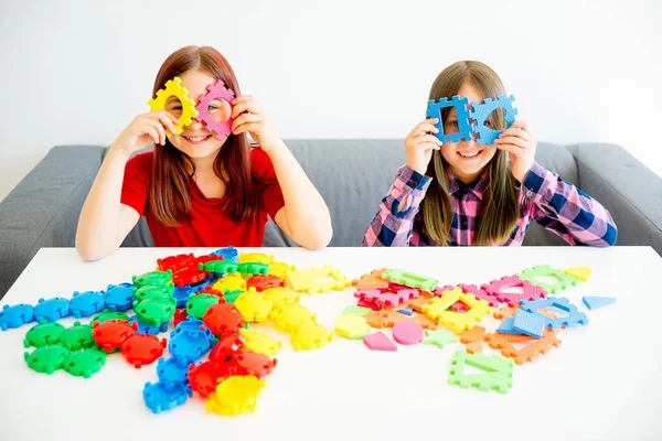 Két lány játék lego — Stock Fotó