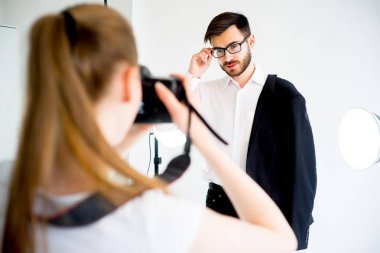 Profesyonel fotoğrafçı stüdyoda çalışma