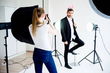 Profesyonel fotoğrafçı stüdyoda çalışma
