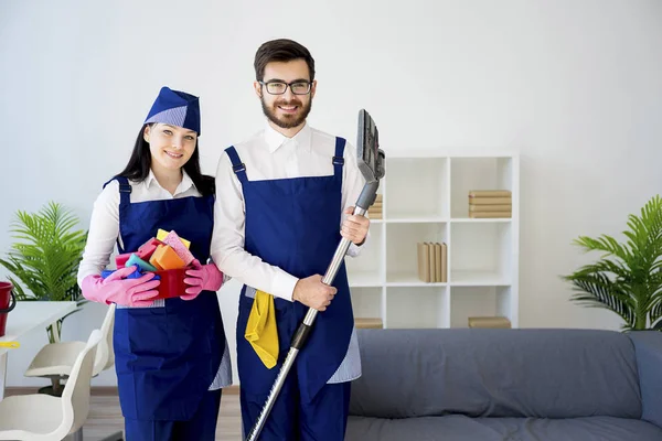 Serviço de limpeza com equipamento profissional — Fotografia de Stock