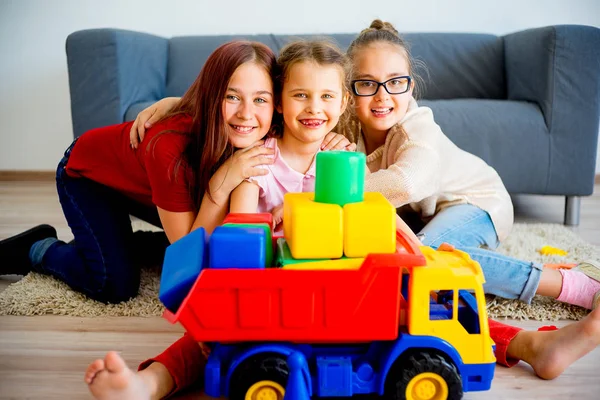 Девушки с игрушечным грузовиком — стоковое фото