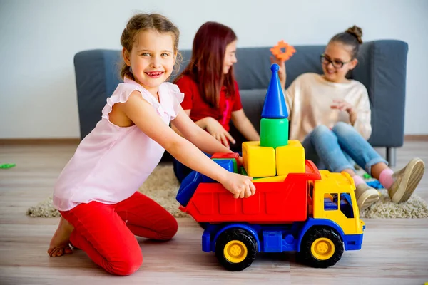 Дівчата з іграшковим автомобілем — стокове фото