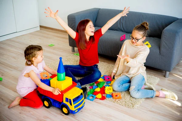 Meisjes met speelgoedauto — Stockfoto