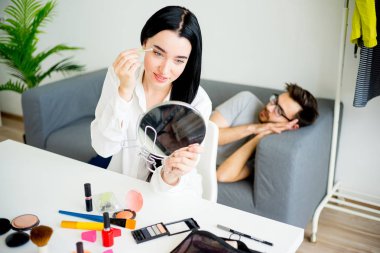 Kadın hazırlanıyor