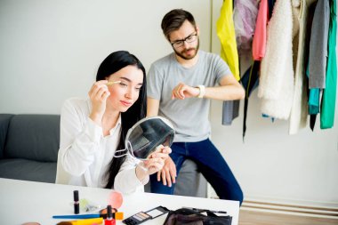 Kadın hazırlanıyor