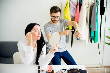 Kadın hazırlanıyor