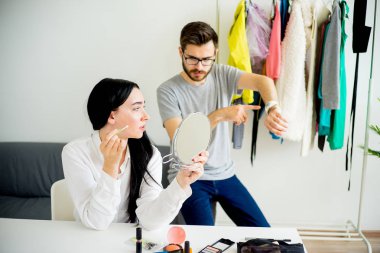 Kadın hazırlanıyor