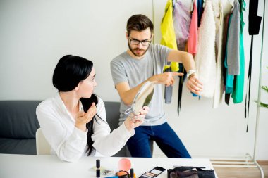 Kadın hazırlanıyor