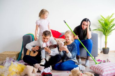 Çocuklar evde bir karmaşa yaratılmıştır