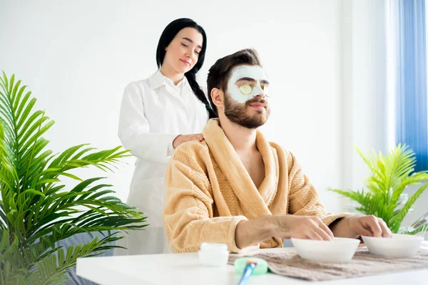 Man met een massage — Stockfoto