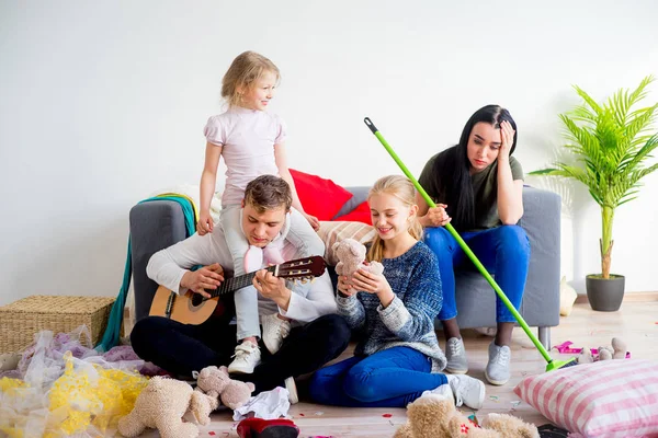 Kinderen die thuis een puinhoop gemaakt — Stockfoto