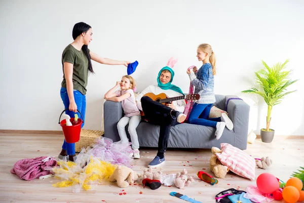 Moeder opruimen — Stockfoto