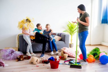 Romping çocuklarını bağırıyor anne