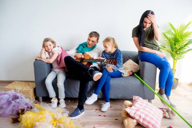 Romping çocuklarını bağırıyor anne