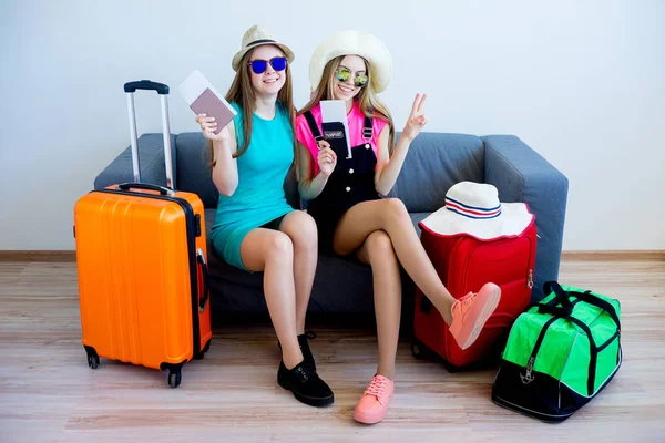 Duas meninas se preparando para férias — Fotografia de Stock