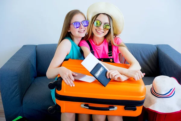 Dwie dziewczyny pakowania walizki — Zdjęcie stockowe