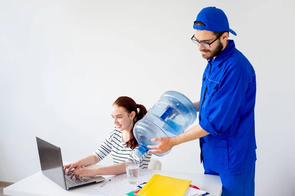 Consegna dell'acqua in ufficio — Foto Stock