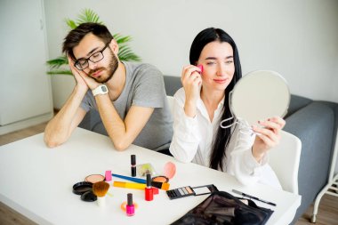 Sıkılmış koca eşi için bekliyor